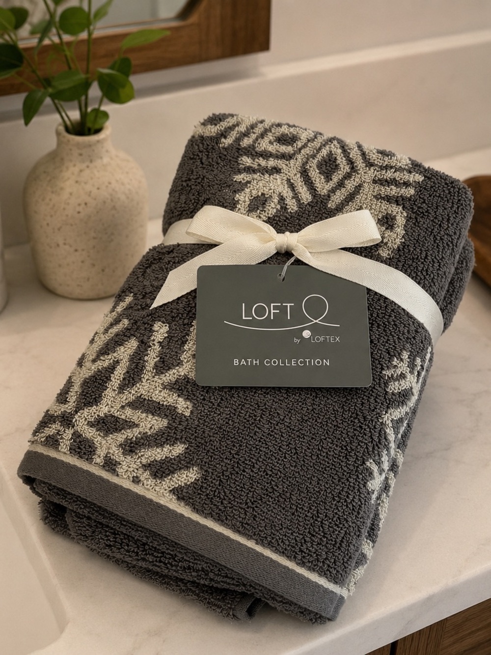 New LOFT Hand towels Set of 2 Snowflakes